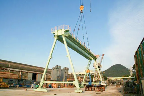 外でクレーン構造物を組み立てる作業の様子