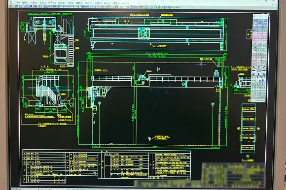 大型構造物の製作図面が映し出されたコンピュータ画面