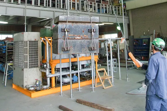 吊り下げられた「2T」ブロックの荷重試験の様子