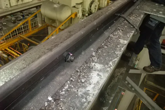 粉塵が積もったレールの上に設置された点検用カメラ