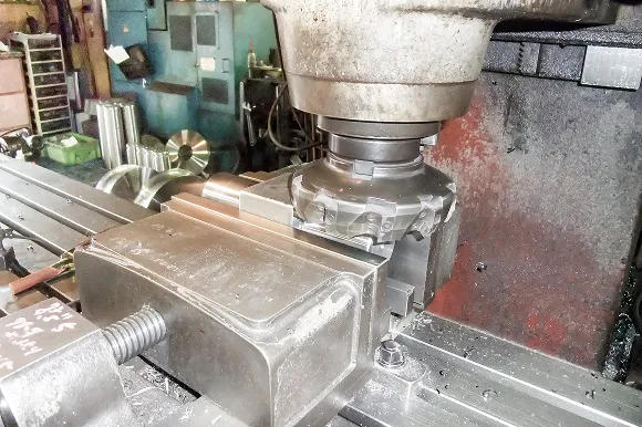 鉄製の部品を削る加工機のクローズアップ