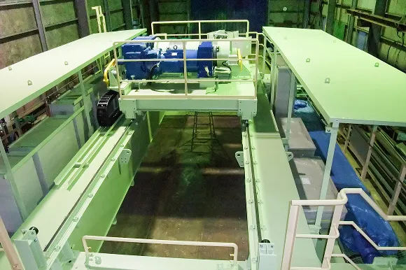 緑と青の構造部品で構成された機械装置